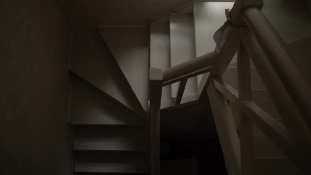 Vue du haut sur l'escalier en bois de la maison privée 