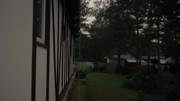 Regen tropft im skandinavischen Stil an den Wänden des Hauses entlang — Stockvideo