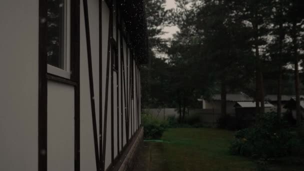 İskandinav tarzında evin duvarları boyunca yağmur damlıyor — Stok video