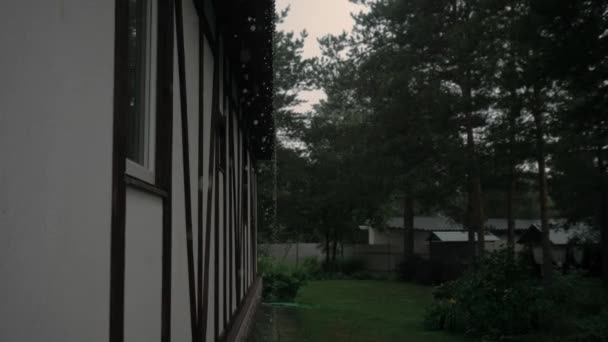 Regen tropft im skandinavischen Stil an den Wänden des Hauses entlang — Stockvideo