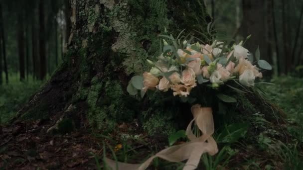 Très beau bouquet de mariée couché près d'un arbre sur l'herbe .