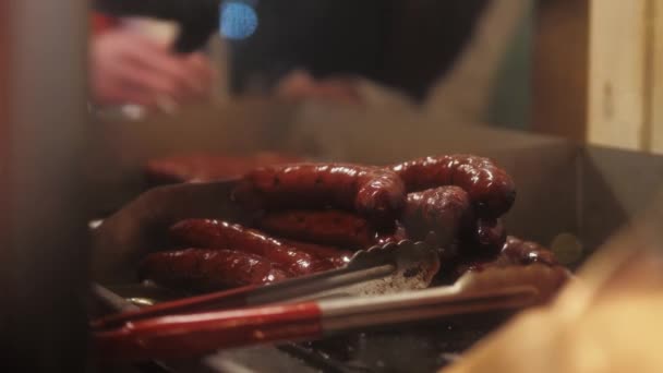 Крупный план приготовления колбас для барбекю во время праздников — стоковое видео
