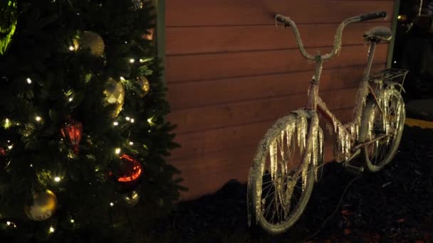 La bicicleta está cubierta de carámbanos alrededor de la casa — Vídeos de Stock