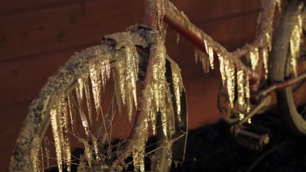 Το ποδήλατο είναι καλυμμένο με icicles γύρω από το σπίτι — Αρχείο Βίντεο