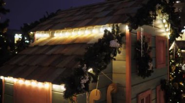Noel için dekore edilmiş güzel ev Noel ağaçlarıyla ilgilidir.