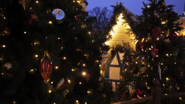 Hermosa casa decorada para Navidad se trata de árboles de Navidad — Vídeo de stock