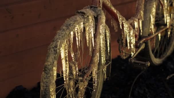 Το ποδήλατο είναι καλυμμένο με icicles γύρω από το σπίτι — Αρχείο Βίντεο