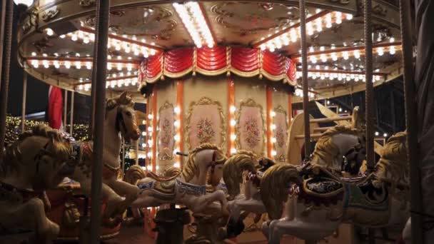 Statisch frame mooie kerstcarrousel met fel licht en paarden. — Stockvideo