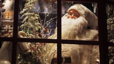 Mağazanın vitrininde Noel Baba boyutunda gerçek bir insan var.
