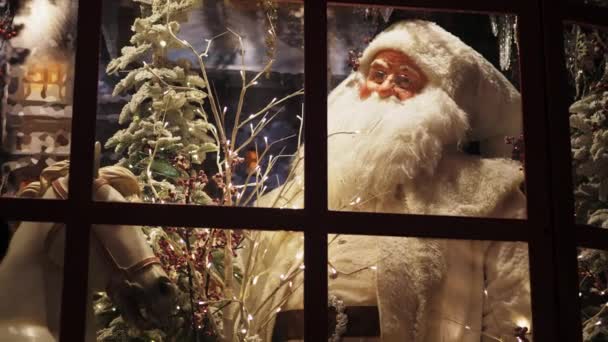 Tamaño del juguete de Santa Claus como una persona real en el escaparate de la tienda — Vídeos de Stock
