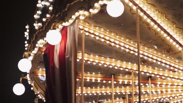 Carrousel lumineux avec lumières et chevaux roule les enfants. Fond de Noël . — Video