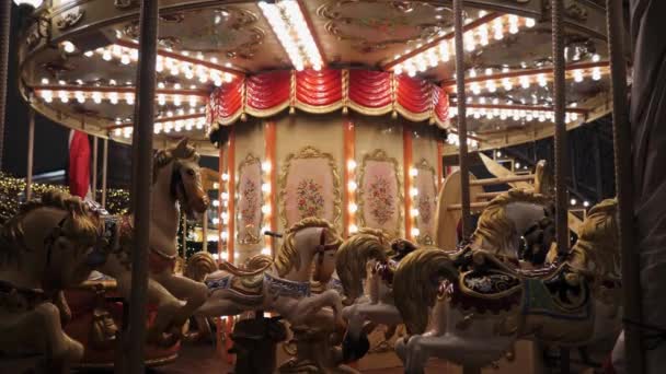 Carrousel lumineux avec lumières et chevaux. Fond de Noël . — Video