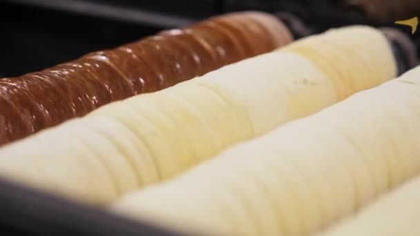 Pan de panadería horneado en un cilindro de madera. Antecedentes para hornear comercial — Vídeos de Stock