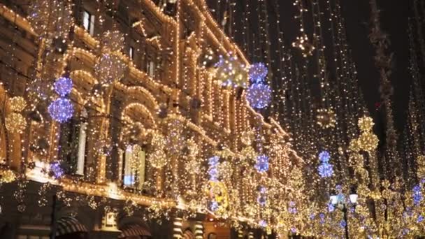 Kerststemming in de stad. Het gebouw is versierd met veel licht — Stockvideo