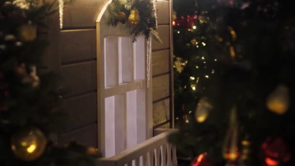 Schönes weihnachtlich geschmücktes Haus dreht sich um Weihnachtsbäume — Stockvideo