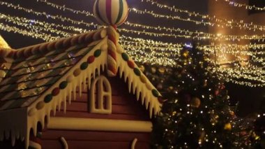 Zencefilli kurabiye evi Noel ağacının yanındaki sokakta duruyor.
