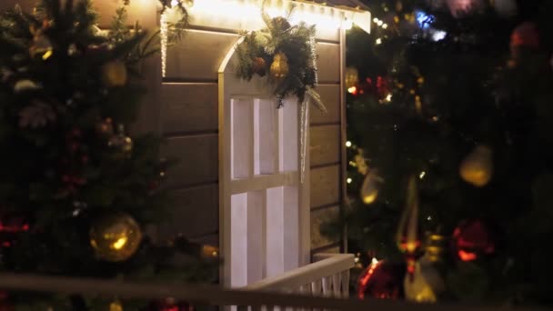 Schönes weihnachtlich geschmücktes Haus dreht sich um Weihnachtsbäume — Stockvideo