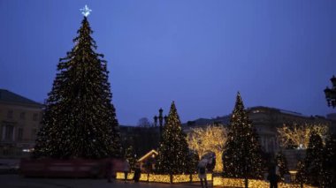 Şehirde Noel ağacı var. Başlık için yer