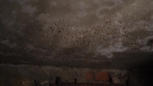 Des gouttes d'eau sur la plaque de base. Mauvaise utilisation des structures en béton — Video