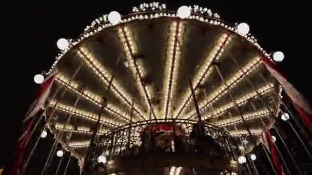 Carrusel brillante con luces enrolla a los niños. Timelapse. Noche de Navidad . — Vídeos de Stock