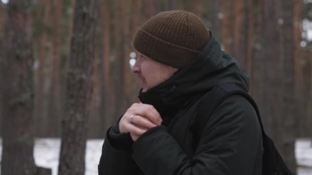 Az ember megfagyott az erdőben télen. Koncepció: fagy, hideg, egyedül — Stock videók