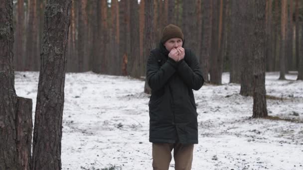 Man frozen in the woods in winter. Concept: frost, cold, alone — Stock Video