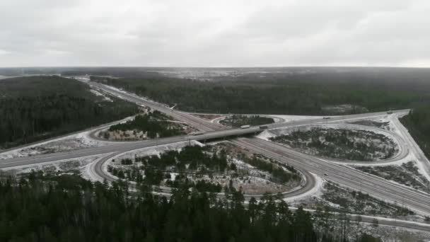 Cruce de carreteras en invierno. Vista aérea 4K — Vídeos de Stock