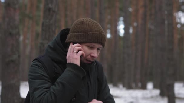 Conceito: Área de baixa cobertura da operadora de celular. Um homem perdido na floresta . — Vídeo de Stock