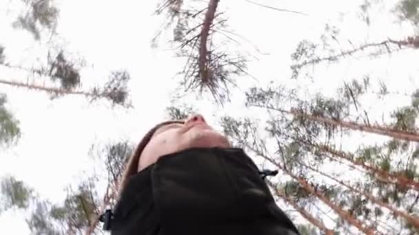 Un joven corriendo por el bosque de perseguidores. Miedo, pérdida, pérdida, persecución . — Vídeos de Stock