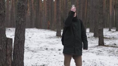 Konsept: Kötü kapsama alanı cep telefonu operatörü. Ormanda kaybolmuş bir adam.