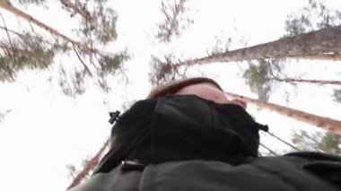 Takipçilerden kaçan genç bir adam. Korku, kayıp, kayıp, kovalamaca. 