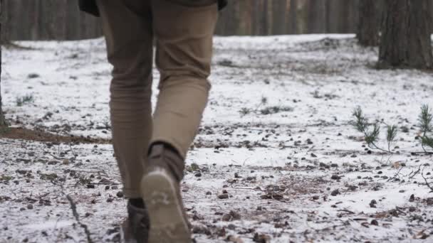 Ένας άντρας τρέχει μέσα στο δάσος από την κάμερα προς την απόσταση.. — Αρχείο Βίντεο