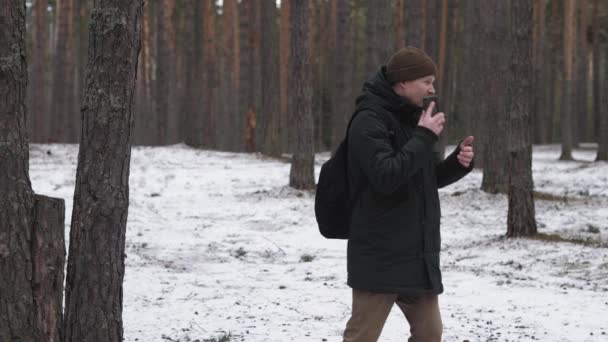 Koncepció: Gyenge lefedettségű terület a mobilszolgáltató. Egy férfi elveszett az erdőben.. — Stock videók