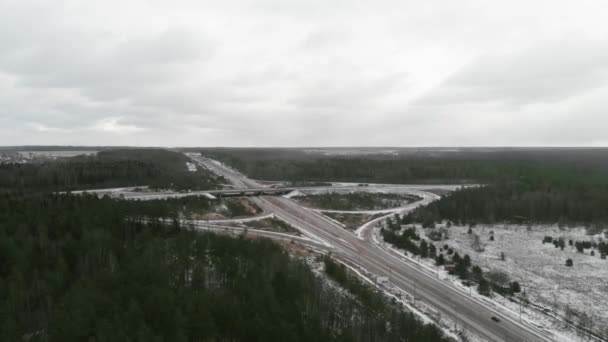 Cruce de carreteras en invierno. Vista aérea 4K — Vídeos de Stock