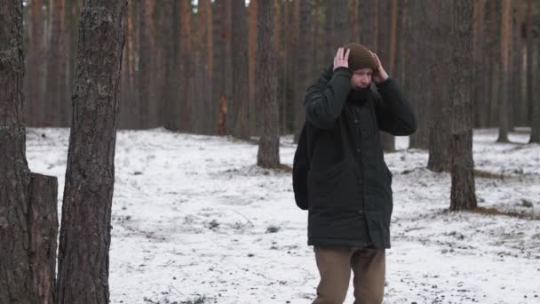 Az ember megfagyott az erdőben télen. Koncepció: fagy, hideg, egyedül — Stock videók
