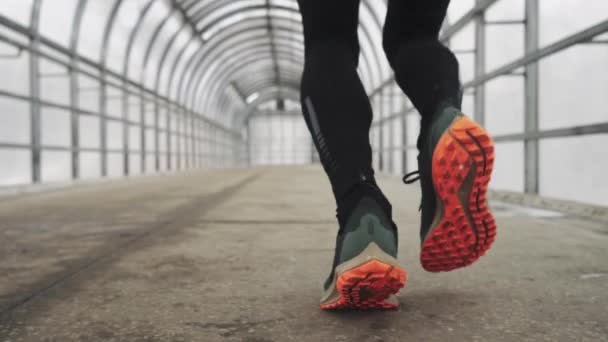 Homme de course dans l'entraînement de vêtements de sport avant le triathlon, le sprint dans le tunnel en verre . — Video