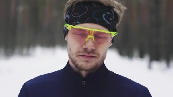 Close up portrait of jogger looking determined into camera, medium close. — Stock video