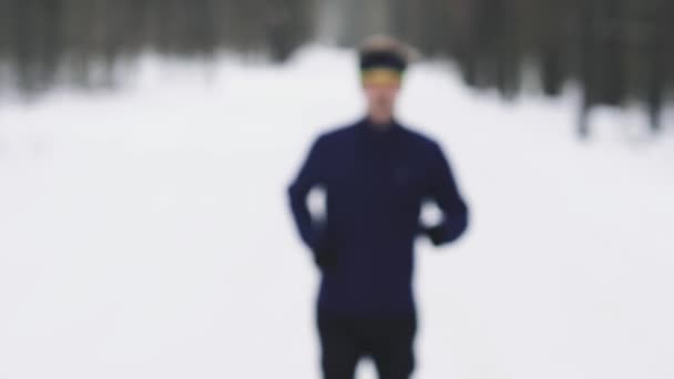Close up portrait of jogger looking determined into camera, medium close. — Stockvideo