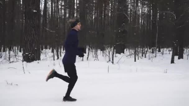 Hombre corriendo en entrenamiento de ropa deportiva antes del triatlón. Concepto de deportes de invierno — Vídeos de Stock