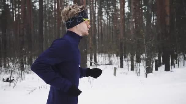 Homme de course dans l'entraînement de vêtements de sport avant le triathlon. Concept de sports d'hiver — Video