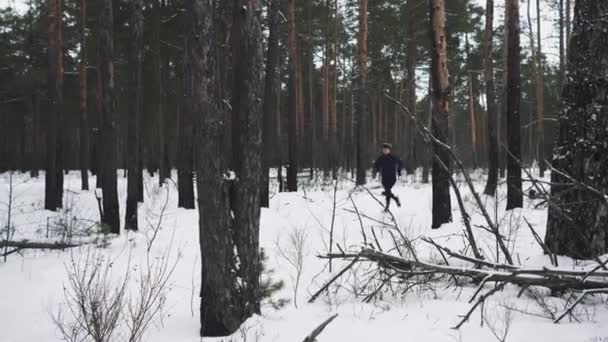 Hombre corriendo en entrenamiento de ropa deportiva antes del triatlón. Concepto de deportes de invierno — Vídeos de Stock