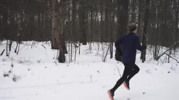 Hombre corriendo en entrenamiento de ropa deportiva antes del triatlón. Concepto de deportes de invierno — Vídeos de Stock