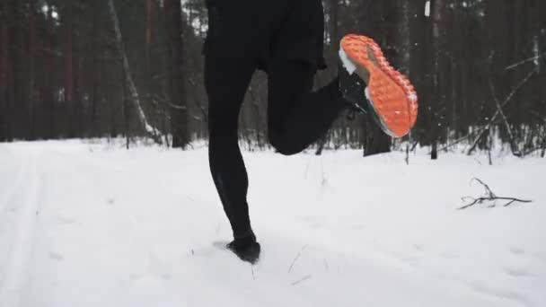 Hombre corriendo en entrenamiento de ropa deportiva antes del triatlón. Concepto de deportes de invierno — Vídeos de Stock