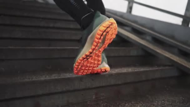 Hombre atleta piernas corriendo escaleras arriba entrenamiento intenso cardio en túnel cámara lenta — Vídeo de stock