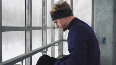 The athlete warms up in a glass tunnel before running. Leg warm-up. 4K 50 