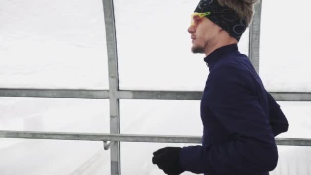 Running Man In Sportswear Workout Before Triathlon, Sprinting In Glass Tunnel. — Stock video