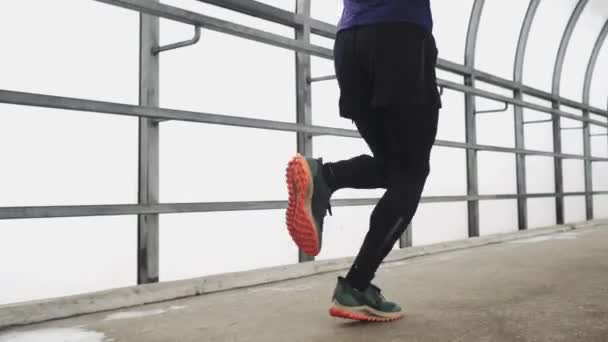 Homme de course dans l'entraînement de vêtements de sport avant le triathlon, le sprint dans le tunnel en verre . — Video