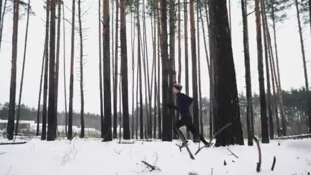 Hombre corriendo en entrenamiento de ropa deportiva antes del triatlón. Concepto de deportes de invierno — Vídeo de stock