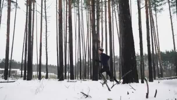 Hombre corriendo en entrenamiento de ropa deportiva antes del triatlón. Concepto de deportes de invierno — Vídeos de Stock