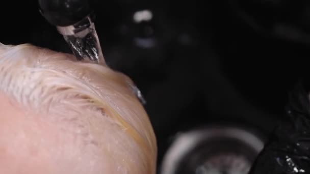 Proceso de lavarse el cabello en una peluquería. Chica en un salón de belleza . — Vídeos de Stock